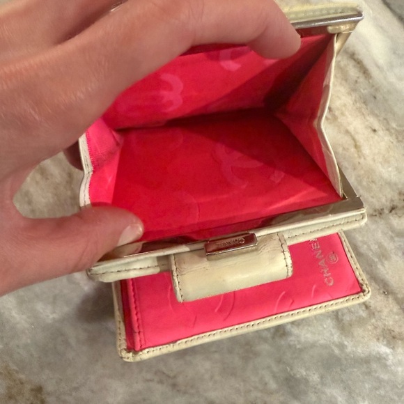 Gorgeous leather Chanel cambon bifold wallet very good condition - Picture 6 of 6